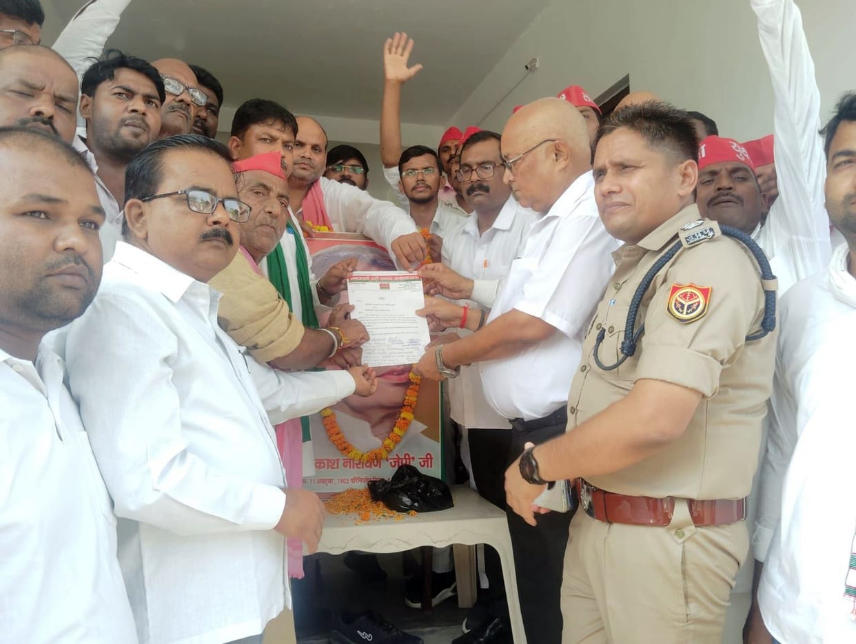 SPs protested against Akhilesh's siege