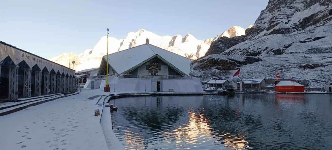 Snowfall Hemkund Sahib is snowless even in the November month there is no snow in Badrinath either