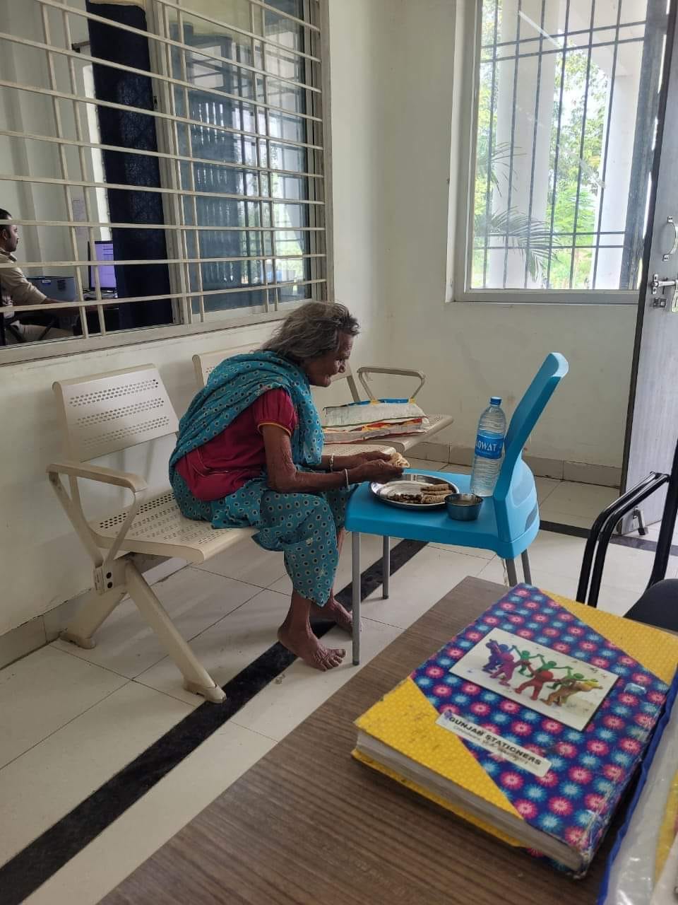 Chhindwara News unique example of police Helped helpless elderly women during Shakti festival Navratri Photos