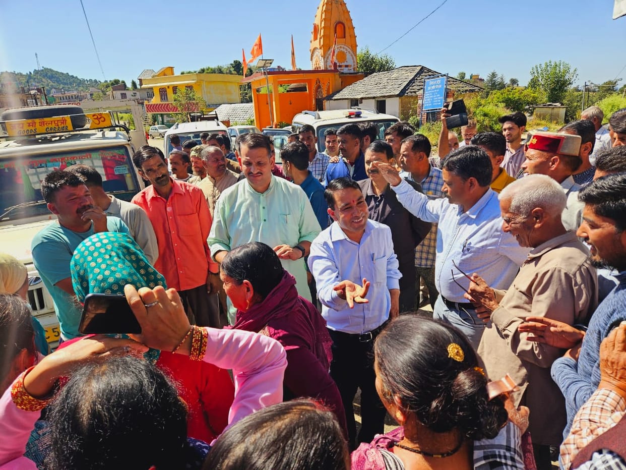 SDM arrived to see vacant government land in Mauvosseri, villagers surrounded it