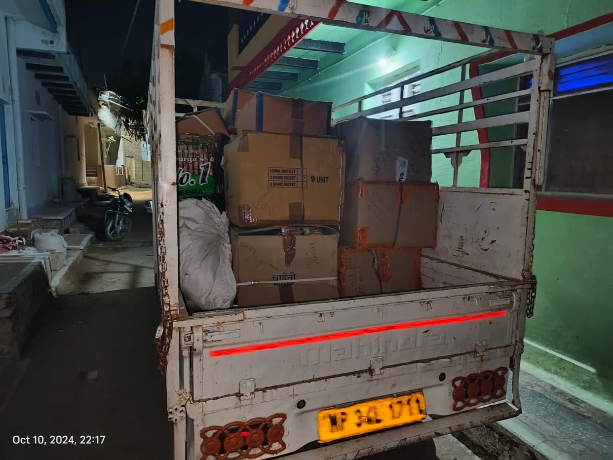 Damoh News Police raid at Block Education Officer house illegal firecrackers and gunpowder recovered