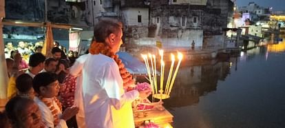 Ajmer News: पूर्व आरटीडीसी अध्यक्ष राठौड़ ने की पुष्कर सरोवर की पूजा, मांगी प्रदेश की खुशहाली Ajmer News: Former RTDC Chairman Rathore worshiped Pushkar Sarovar