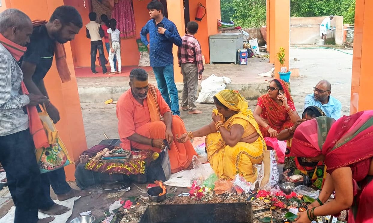 Worshiped Maa Kalratri and sought blessings
