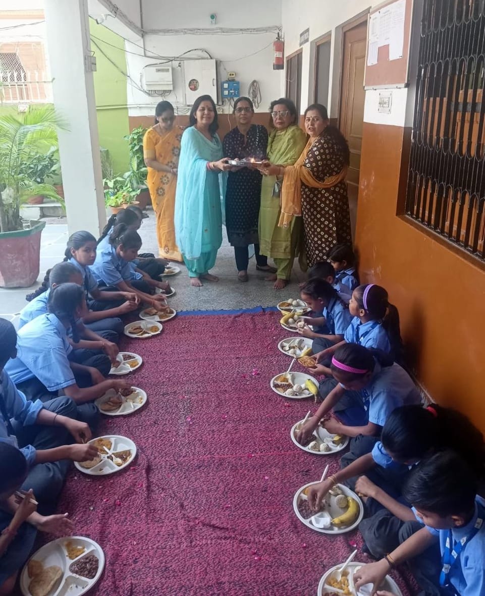 Navratri: After worshiping Maa Mahagauri, food was provided to Kanjakas.