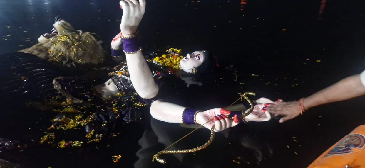 Immersion of idols begins in Damoh Akhara artists showing tricks in the ceremony
