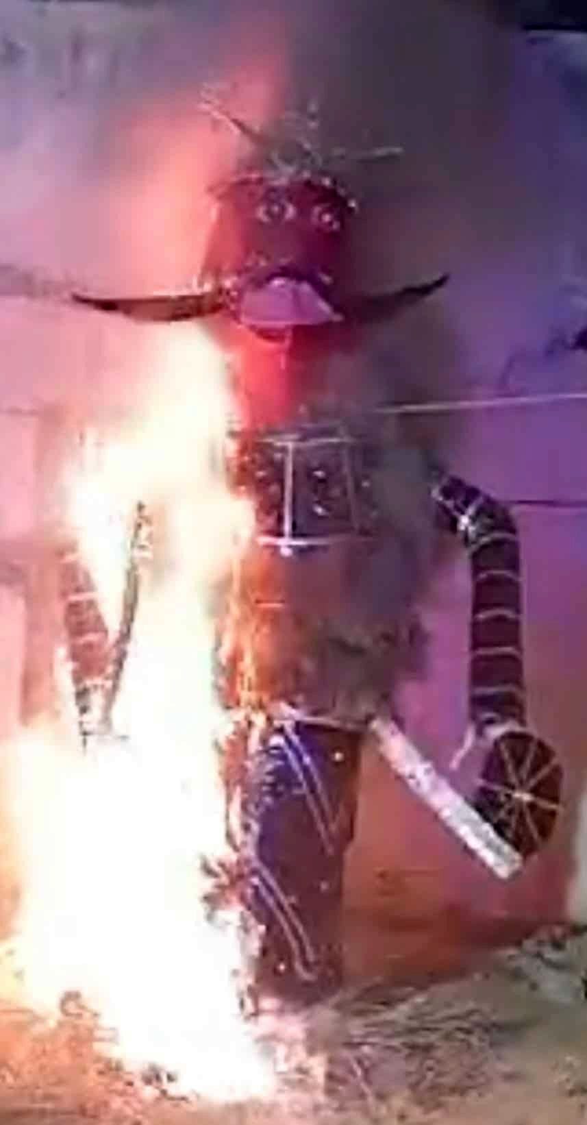 Jagat Colony Mitramandal burnt eight feet high Ravana effigy