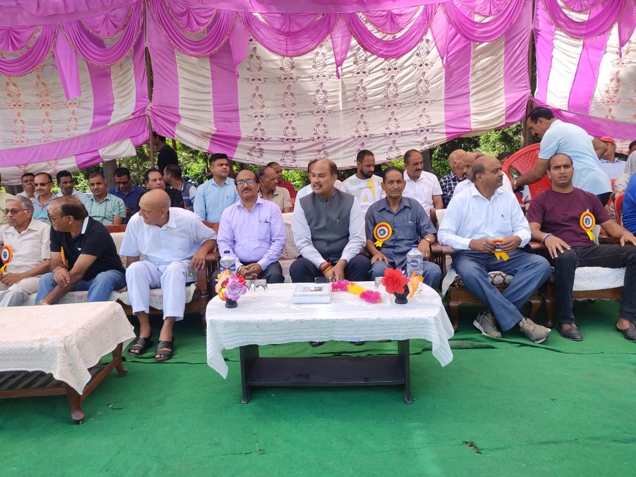 SSM Dinanagar defeated Pathankot team in volleyball