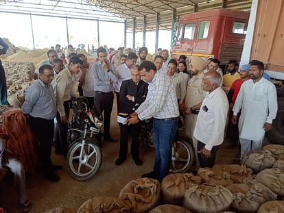 Workers made allegations of irregularities in paddy procurement in front of the Principal Secretary