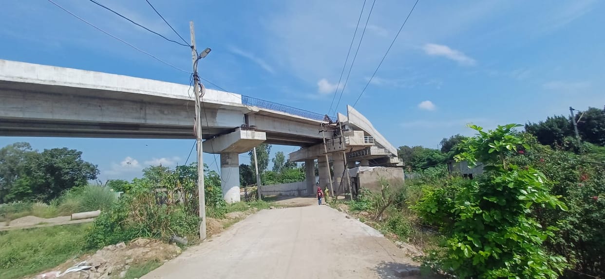 People are crossing the incomplete bridge risking their lives