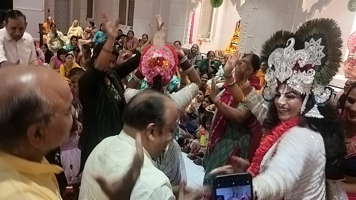 Devotees got excited after listening to the Devi song on Ashtami.