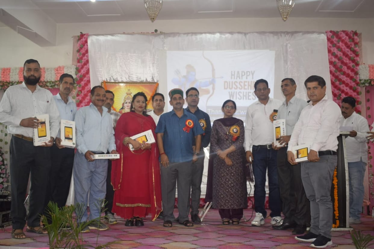 Dialogue on education quality in Shahpur, primary teachers get tablets
