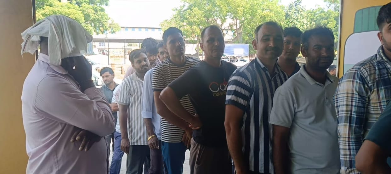 500 bags of DAP fertilizer sold, farmers lined up in the market