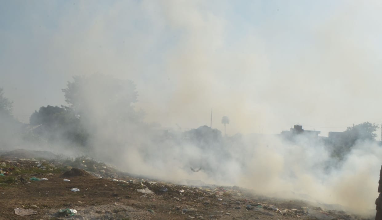 Suffocating air, AQI crosses 250