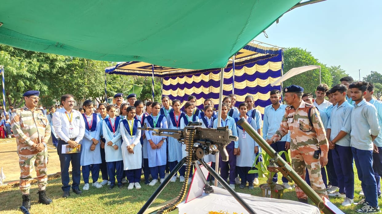 Students took information about weapons in the exhibition