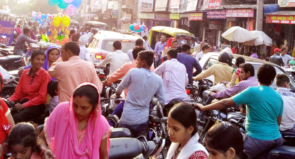 Due to the negligence of the administration, it became difficult to move on the railway road due to jam.