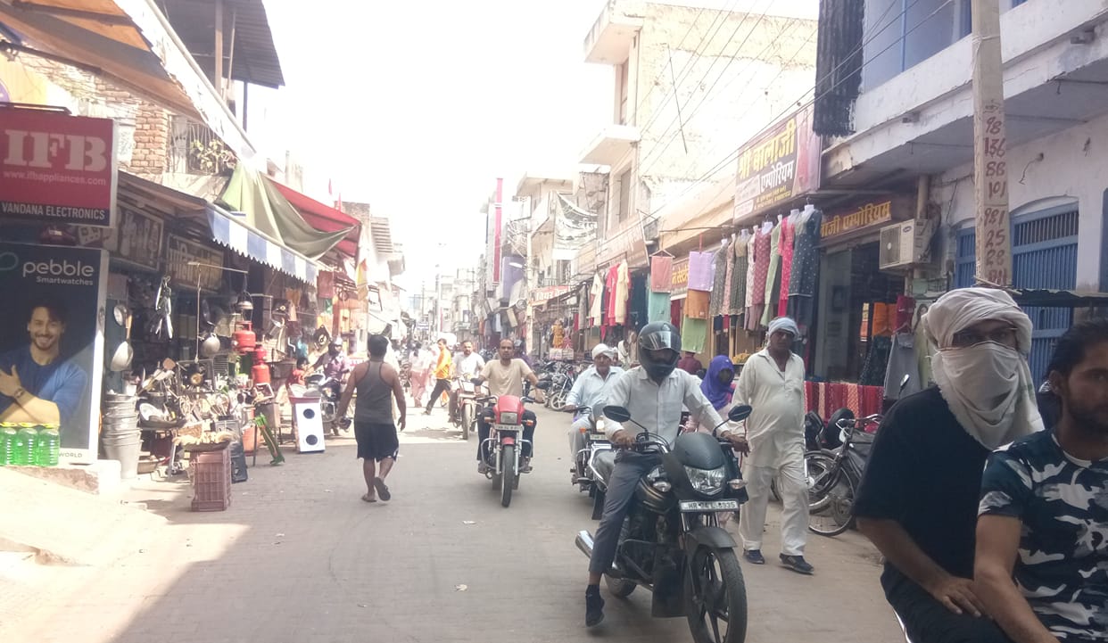 Encroachment on city roads, pedestrians struggling in traffic jam