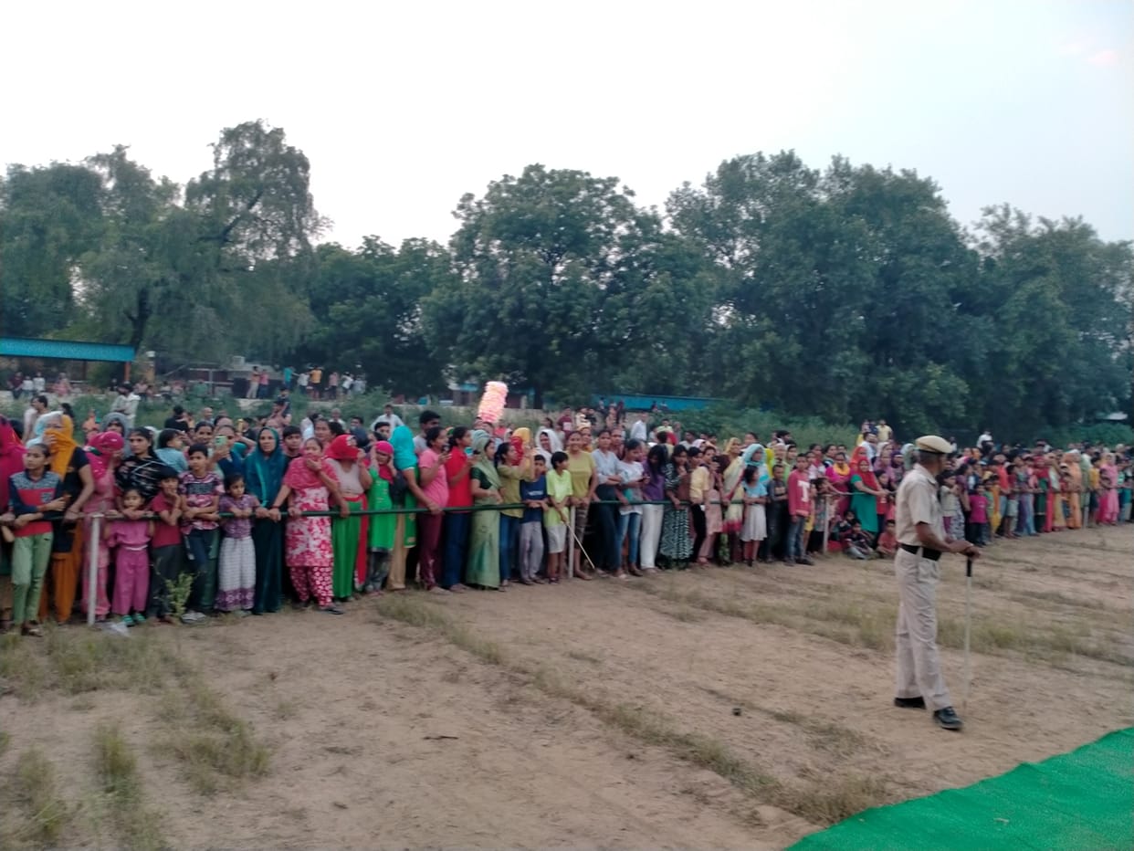 Effigies of ego collapsed in three minutes, 10 thousand people became spectators