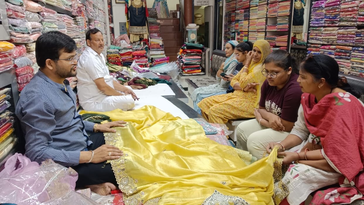 Women are enthusiastic about celebrating Karva Chauth, women are doing a lot of shopping in the markets.