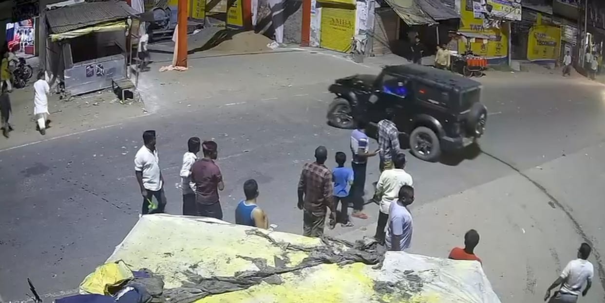 Uncontrolled vehicle hits bike and cart, 6 people injured
