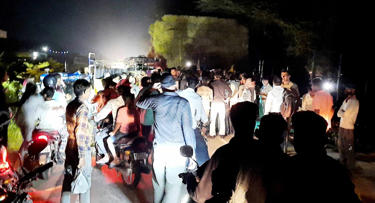 Contractors and workers of Bio Energy Plant blocked Jakhal-Bhuna road