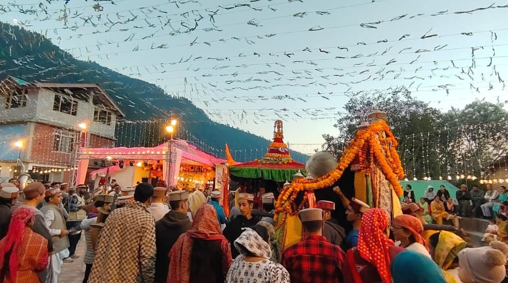 Procession of Thakur Madhorai started, devotees pulled the chariot