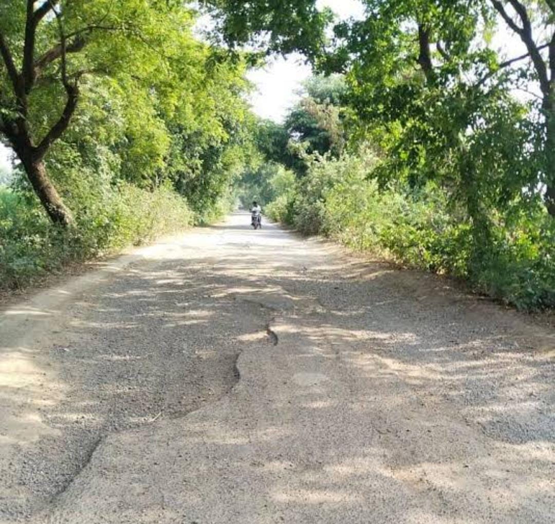 Chandoi-Majhola road is in bad condition, people of 25 villages are troubled