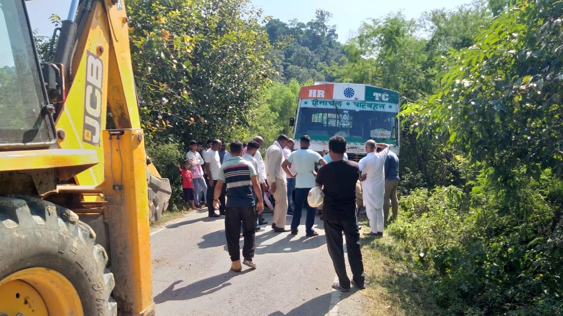 Tire of HRTC bus stuck in raw soil, major accident averted