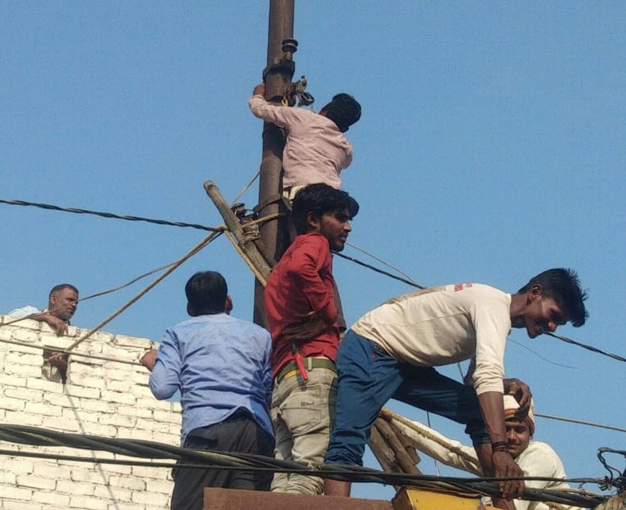 Pole broke due to collision with dumper, electricity supply of half of Kakrala remained disrupted for 10 hours