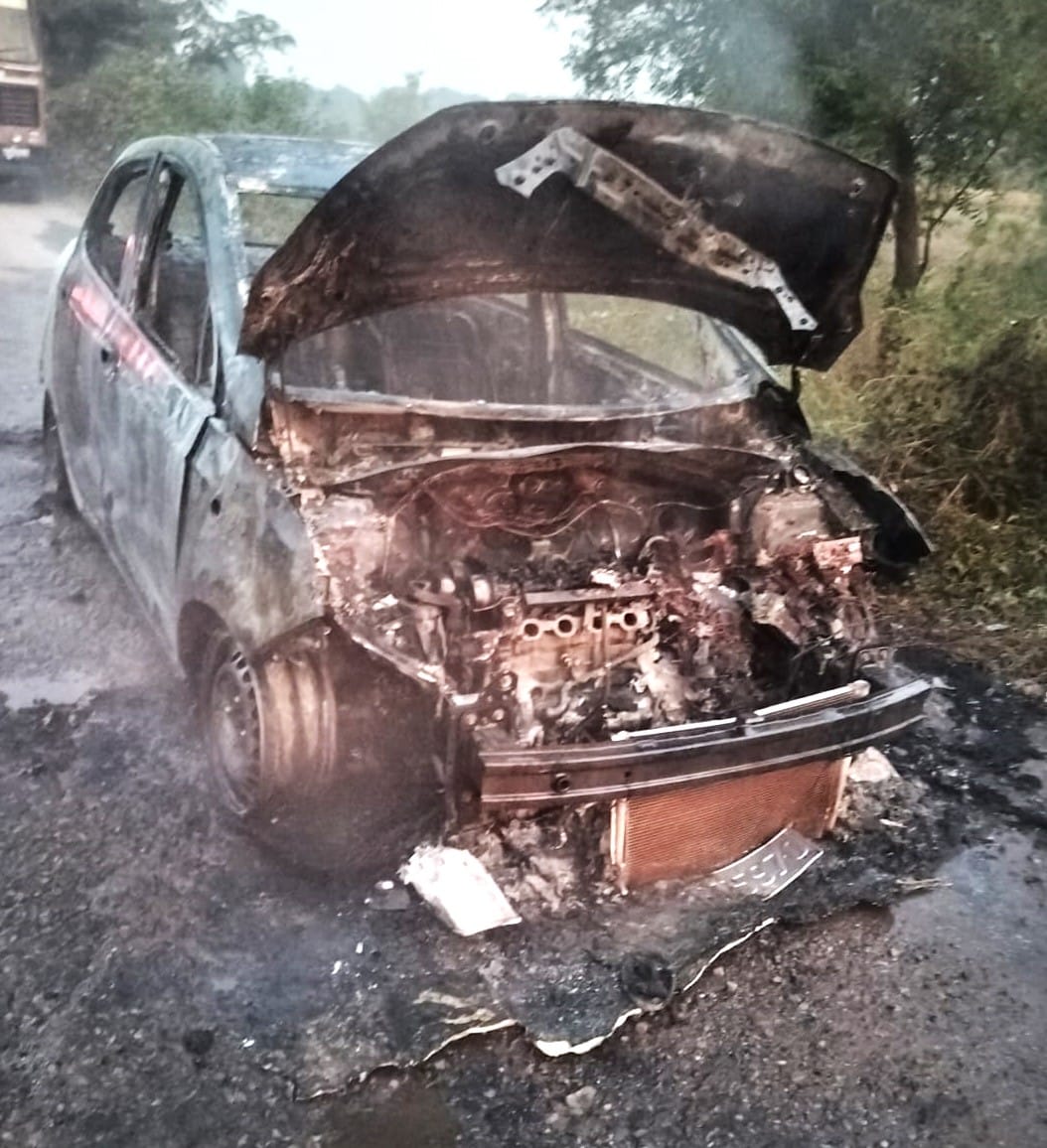 Fire broke out in a moving car, youth saved their lives by jumping