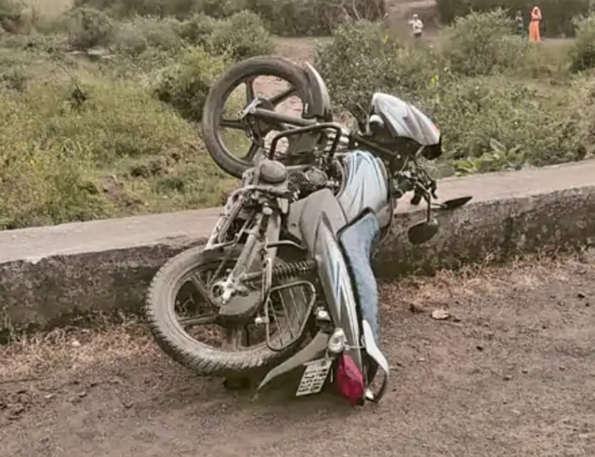 पुलिया से टकराई बाइक