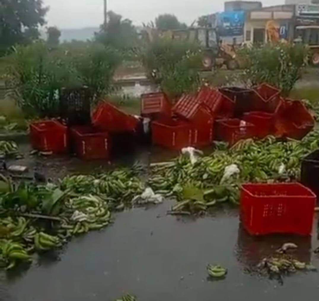 ट्राले में जा भिड़ा तेज रफ्तार ट्रक