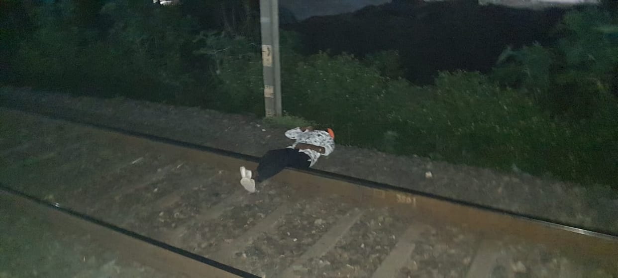 Damoh Young man lying on the track under the influence of alcohol, when the train came, his leg got cut off