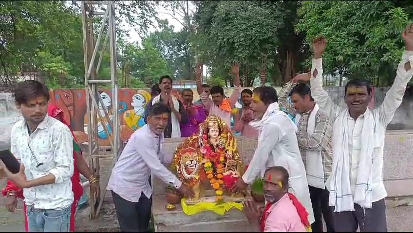 Damoh Immersing the goddess idol in Prayagraj for 17 years