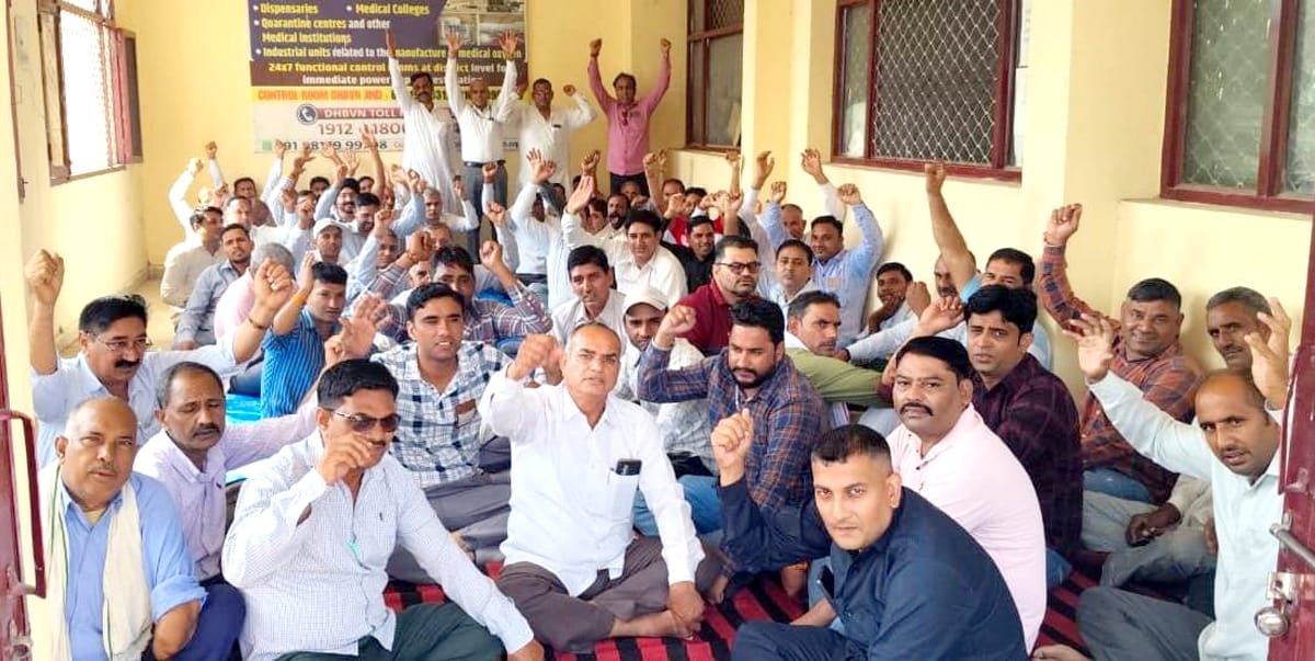 Electricity workers protest for arrest of accused
