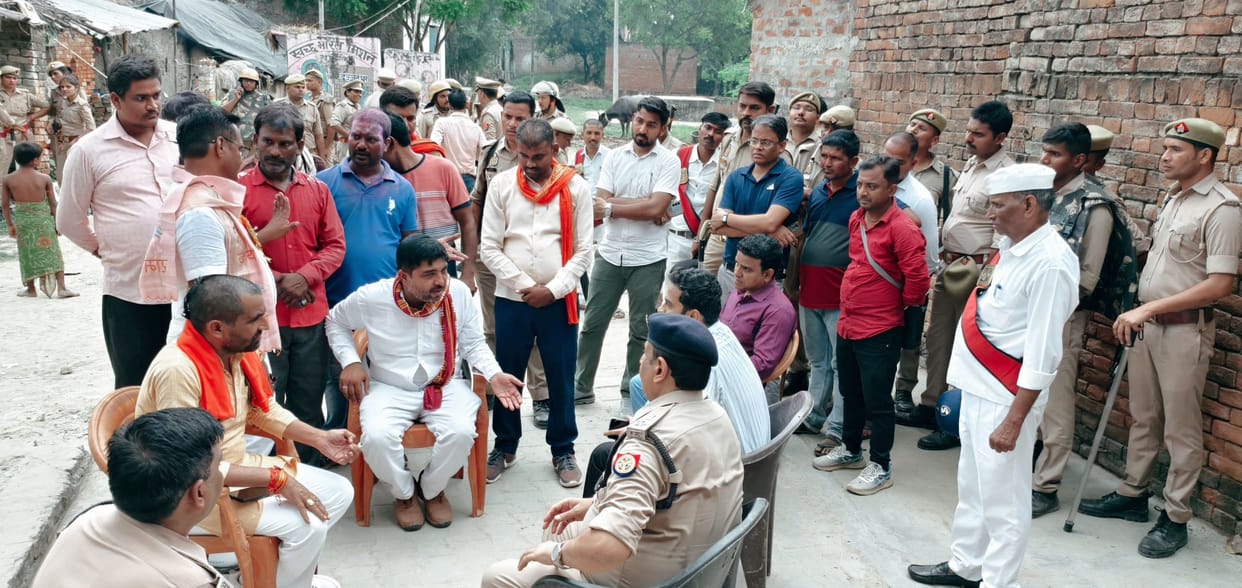 Ruckus after stone pelting on immersion yatra, attack with sticks, sticks and swords, 11 people from two sides injured