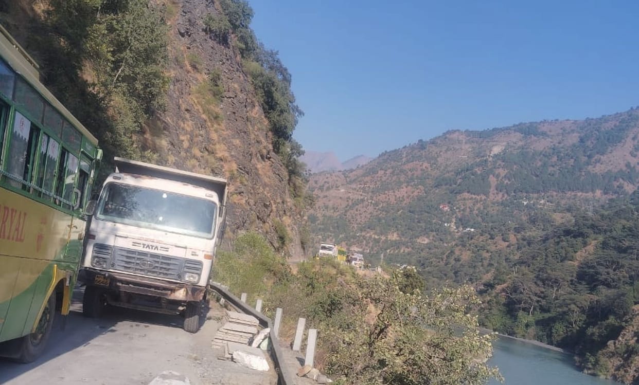Jam from Sundla to Koti, wheels of vehicles stopping for quarter of an hour