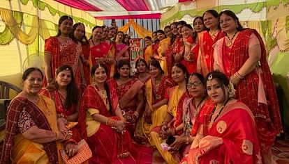 डांडिया और अंताक्षरी में महिलाओं ने धमाल मचाया।