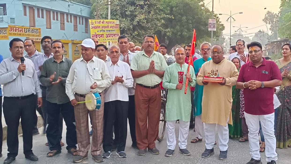 Radha Rani's cheers echoed on the railway road during Prabhat Pheri.