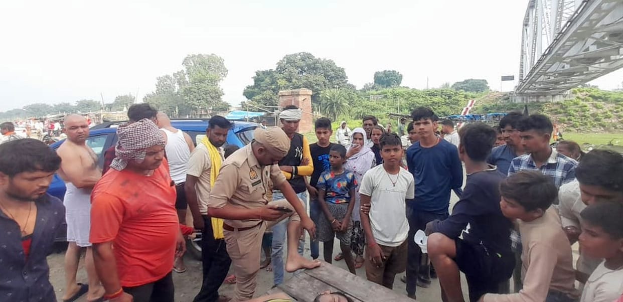 A young man who went to immerse the idol died by drowning in the Ganges