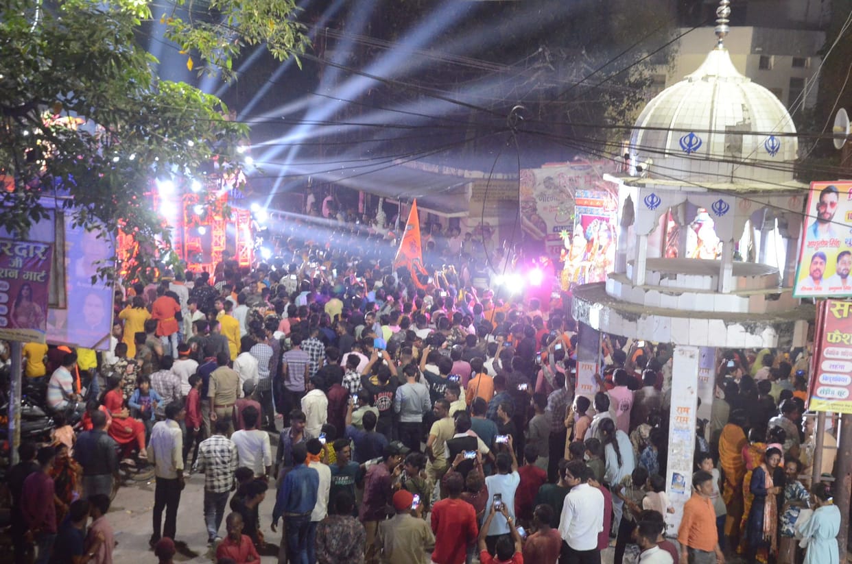 Demonstration by placing dead body on road, stone pelting and arson