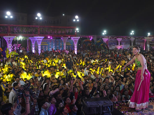 People danced to the songs of singer Jasleen Matharu in Dandiya Night