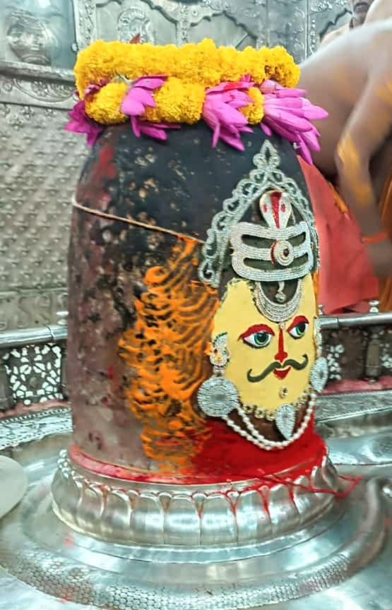 Baba Mahakal decorated with Tripund, snake and moon in Bhasma Aarti... gave some such darshan today