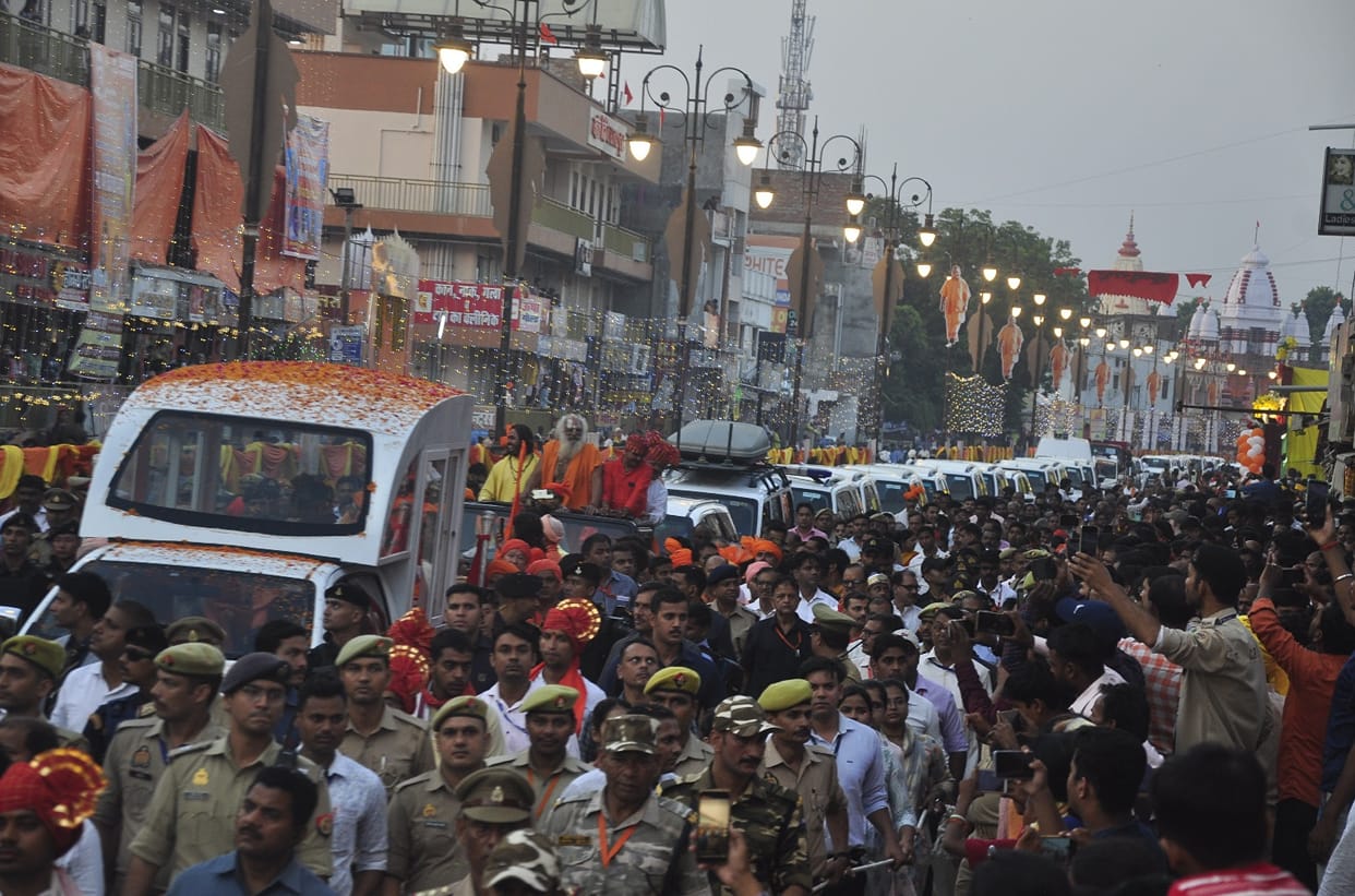Gorakhpur News: Flowers of devotion and harmony kept showering on Gorakshpeethadhishwar during the procession