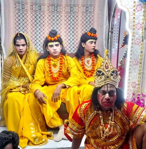 Flowers were showered on Shri Ram during the throne procession.