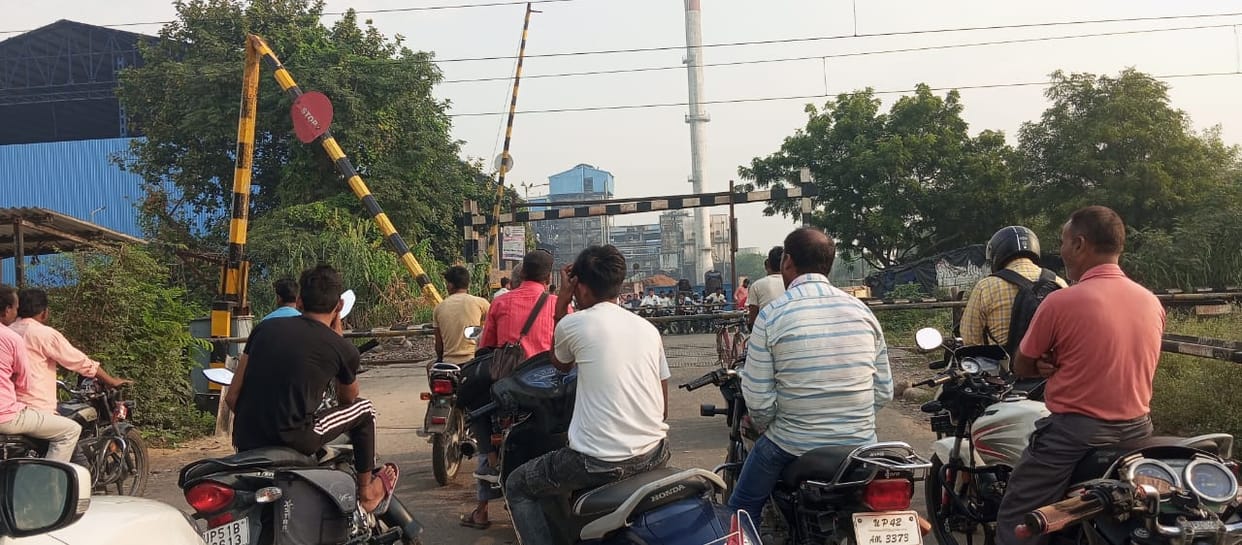 Railway gate broken, long jam on both sides, passengers worried