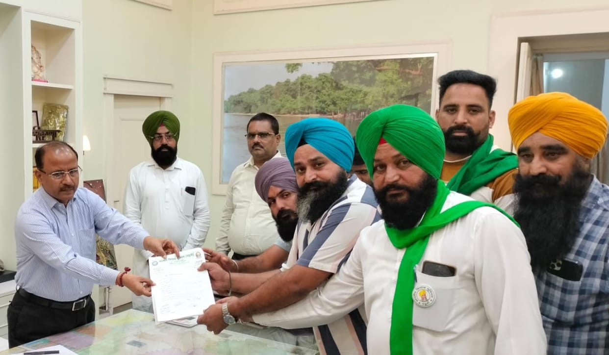 Protest against the deductions being made by farmers at rice mills
