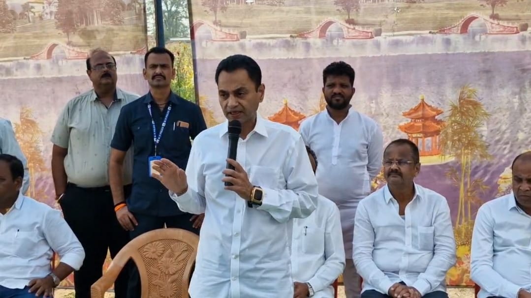 Chhindwara NakulNath accuses MP Vivek Bunty says what has he given so far apart from snatching land