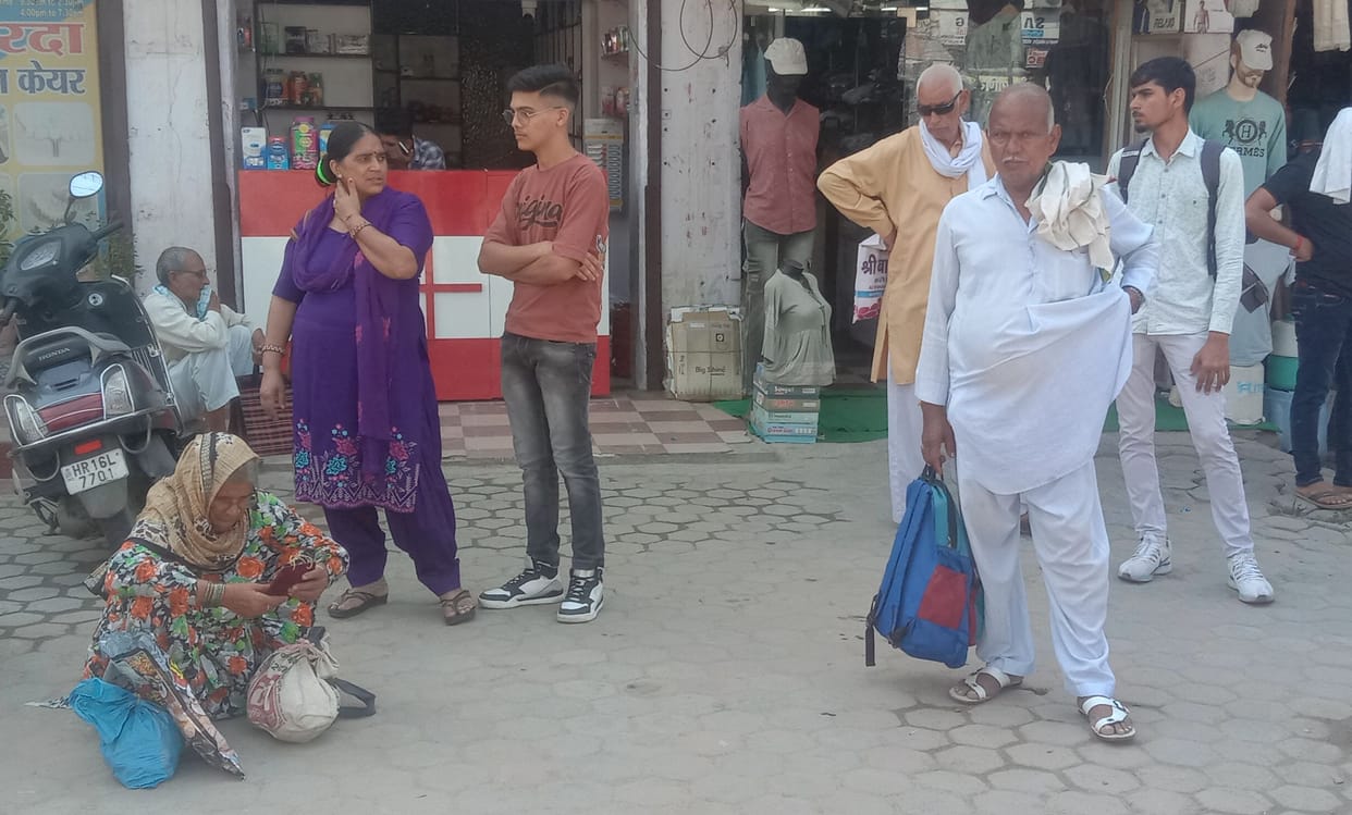 Passengers upset due to not taking roadways bus of Bahl route through Rohtak gate
