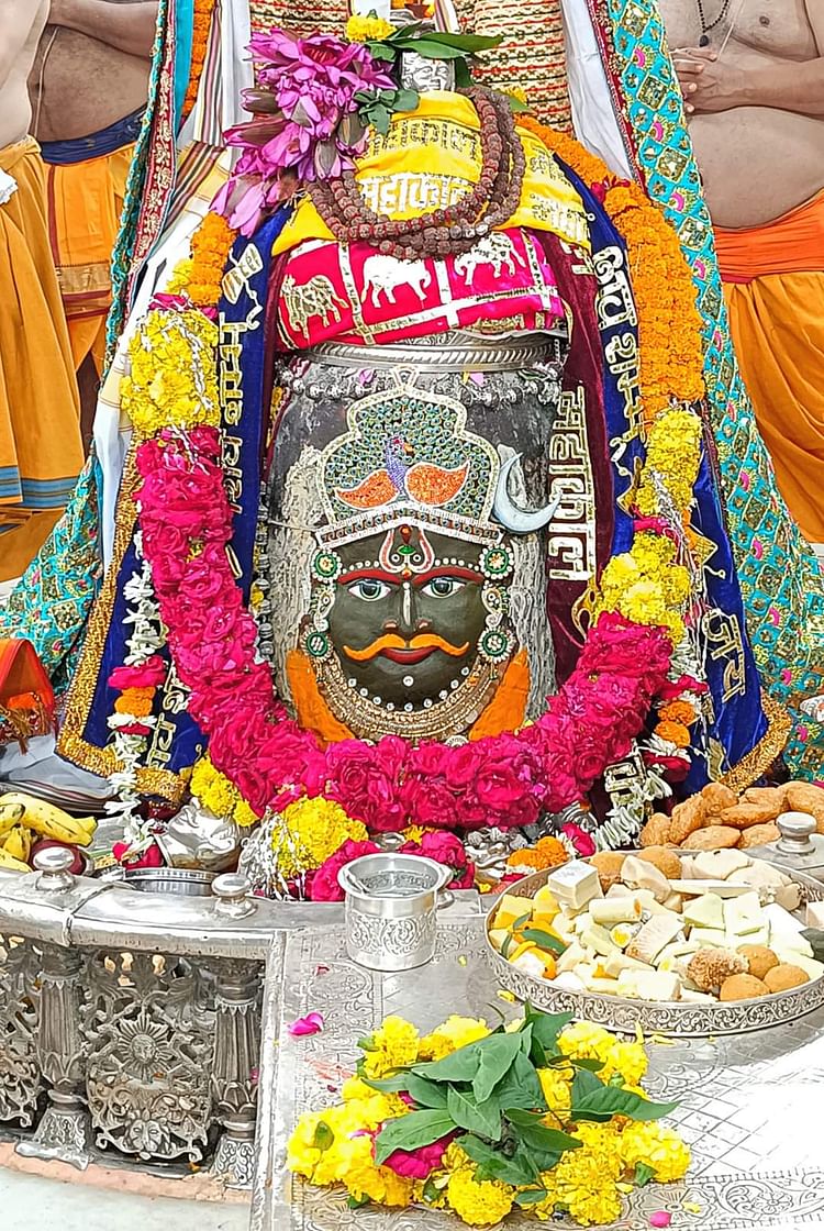 Mahakal Darshan: रुद्राक्ष और गुलाब की माला पहनकर भस्मआरती में सजे बाबा महाकाल, मुकुट ने बढ़ाई शोभा