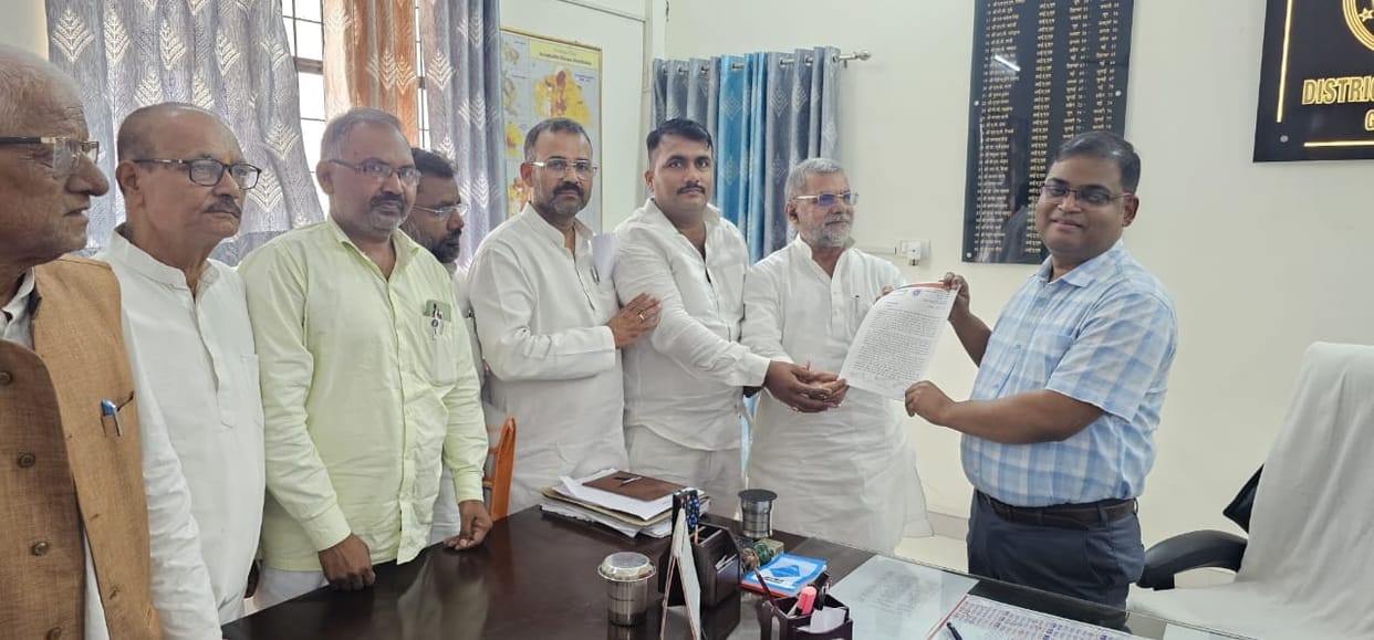 Gorakhpur News: BJP MLC gave letter to DM, BSP demonstrated